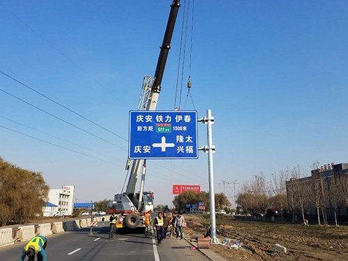 佳木斯佳木斯道路护栏网网片该如何进行正确的选购呢？